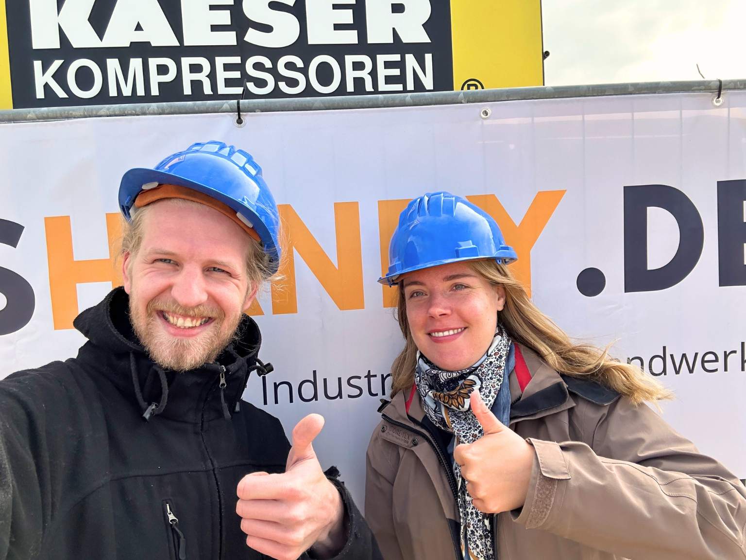 Zwei Teammitglieder der IOTIG GmbH auf der Ostbau Messe im Mai 2025 in Bernau